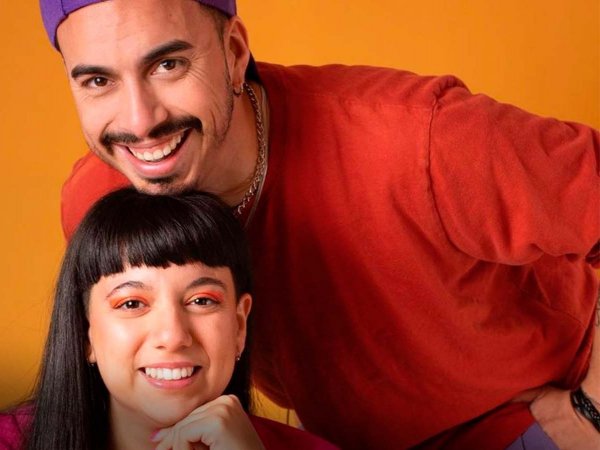 El dúo Onda Corta durante su presentación en el AI Song Contest 2024 en Zúrich, Suiza.