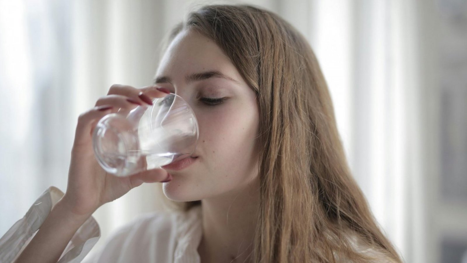 Mujer bebiendo vaso con agua