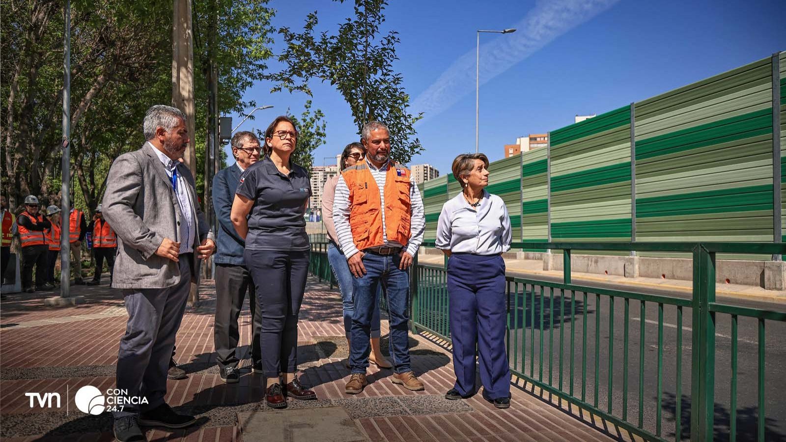 Pantallas acústicas instaladas en la Autopista Vespucio Sur, mejorando la calidad de vida de los vecinos.