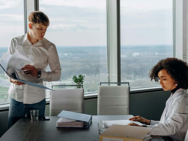 Trabajadores en un entorno de oficina colaborando, promoviendo la salud mental en el trabajo.