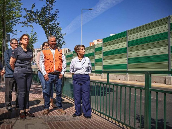 Pantallas acústicas instaladas en la Autopista Vespucio Sur, mejorando la calidad de vida de los vecinos.
