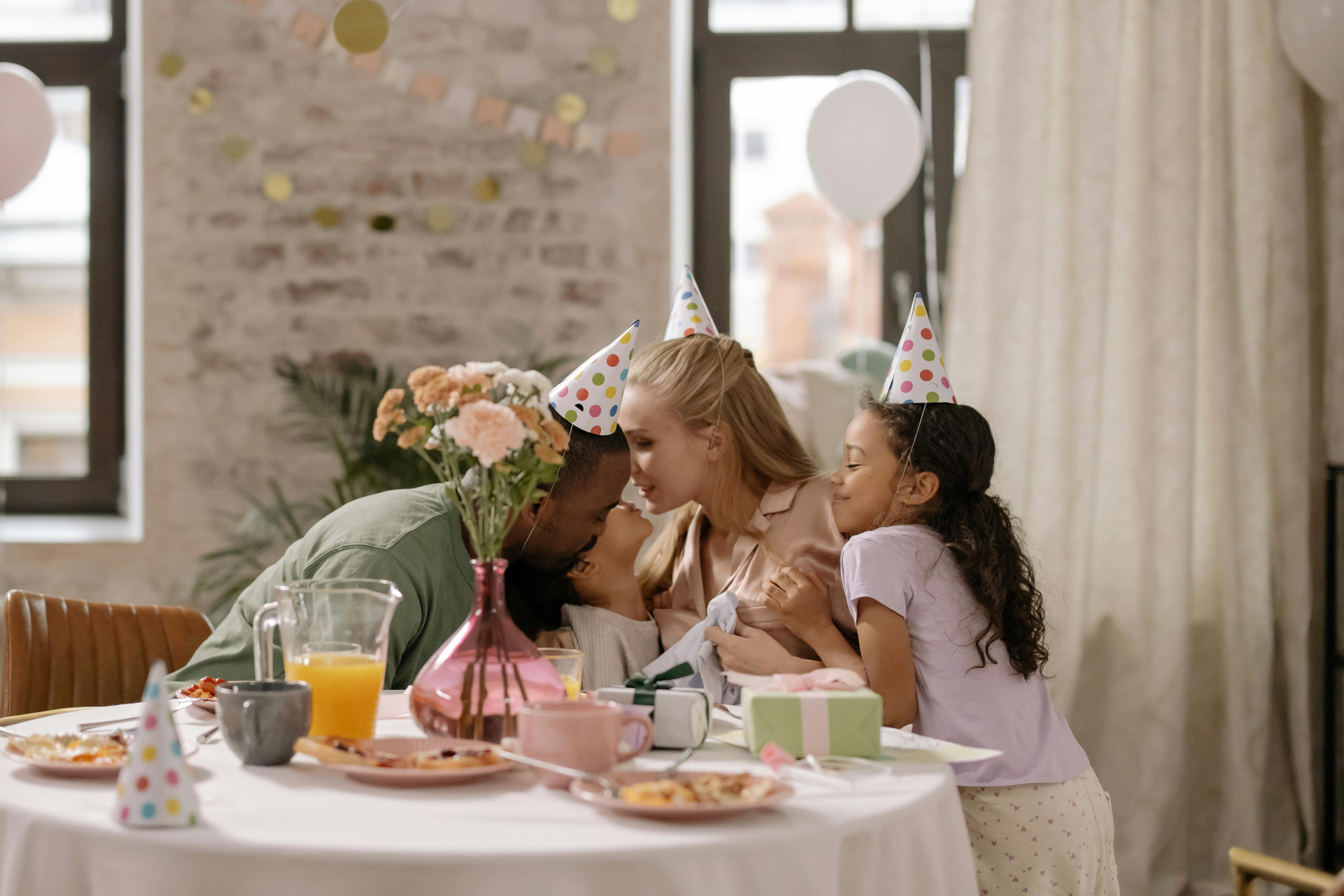 Familia celebrando cumpleaños