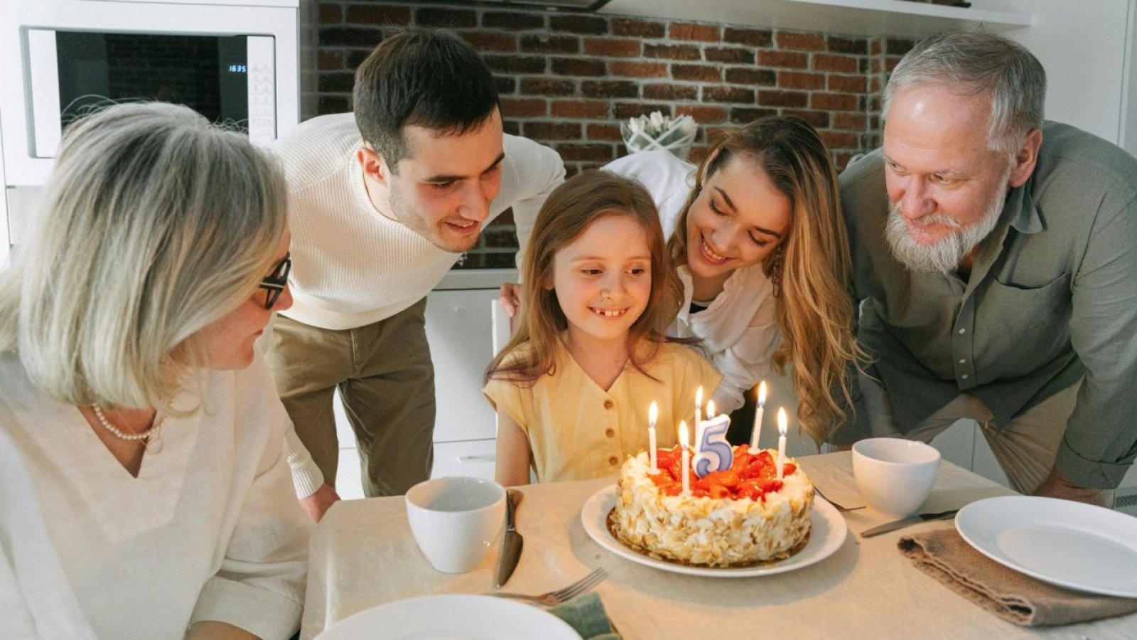 Familia celebrando cumpleaños