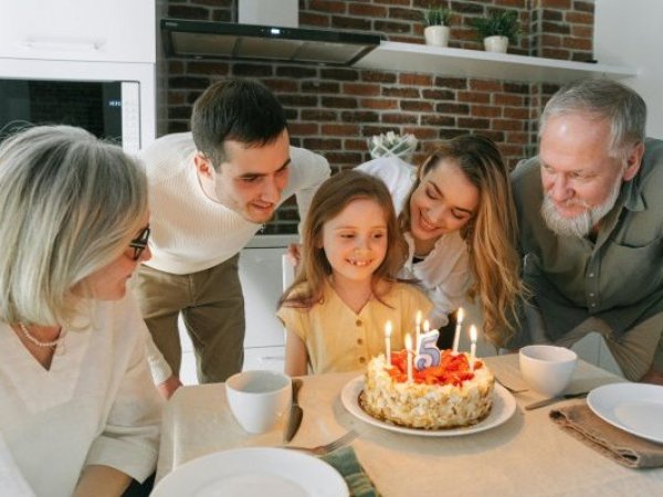 Familia celebrando cumpleaños