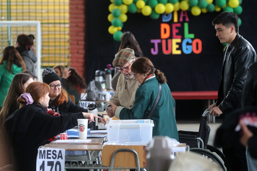 Elecciones 2024. Gente votando. Candidatos