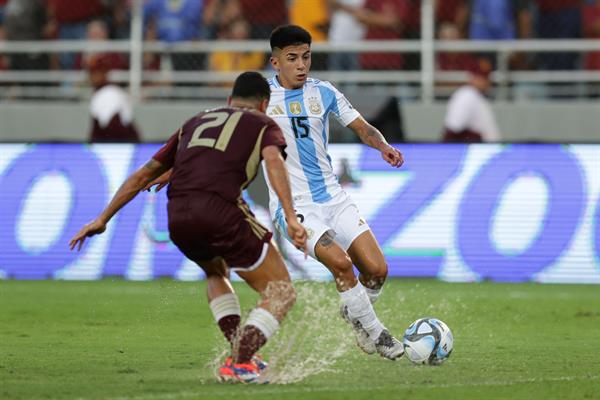 Argentina y Venezuela jugando partido de la fecha 9