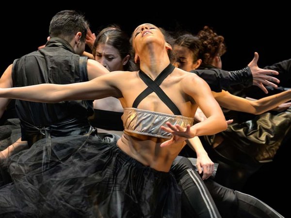 Escena de un evento cultural en Puerto de Ideas Valparaíso.