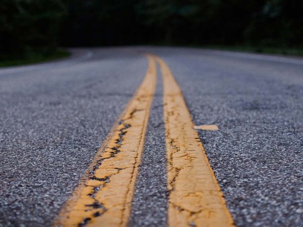 Aplicación de asfalto reciclado en carreteras chilenas con aditivos sostenibles.