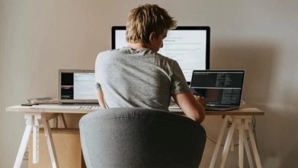 Hombre en escritorio trabajando remotamente