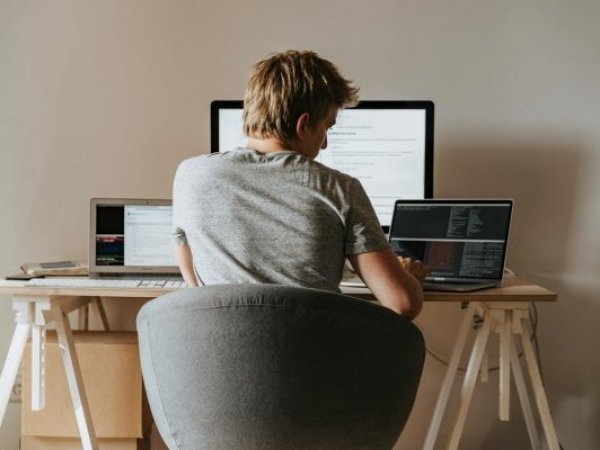 Hombre en escritorio trabajando remotamente