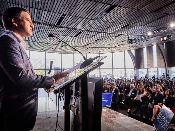 Líderes del XXIV Encuentro de Desarrollo Sostenible debatiendo sobre la reducción de la desigualdad.