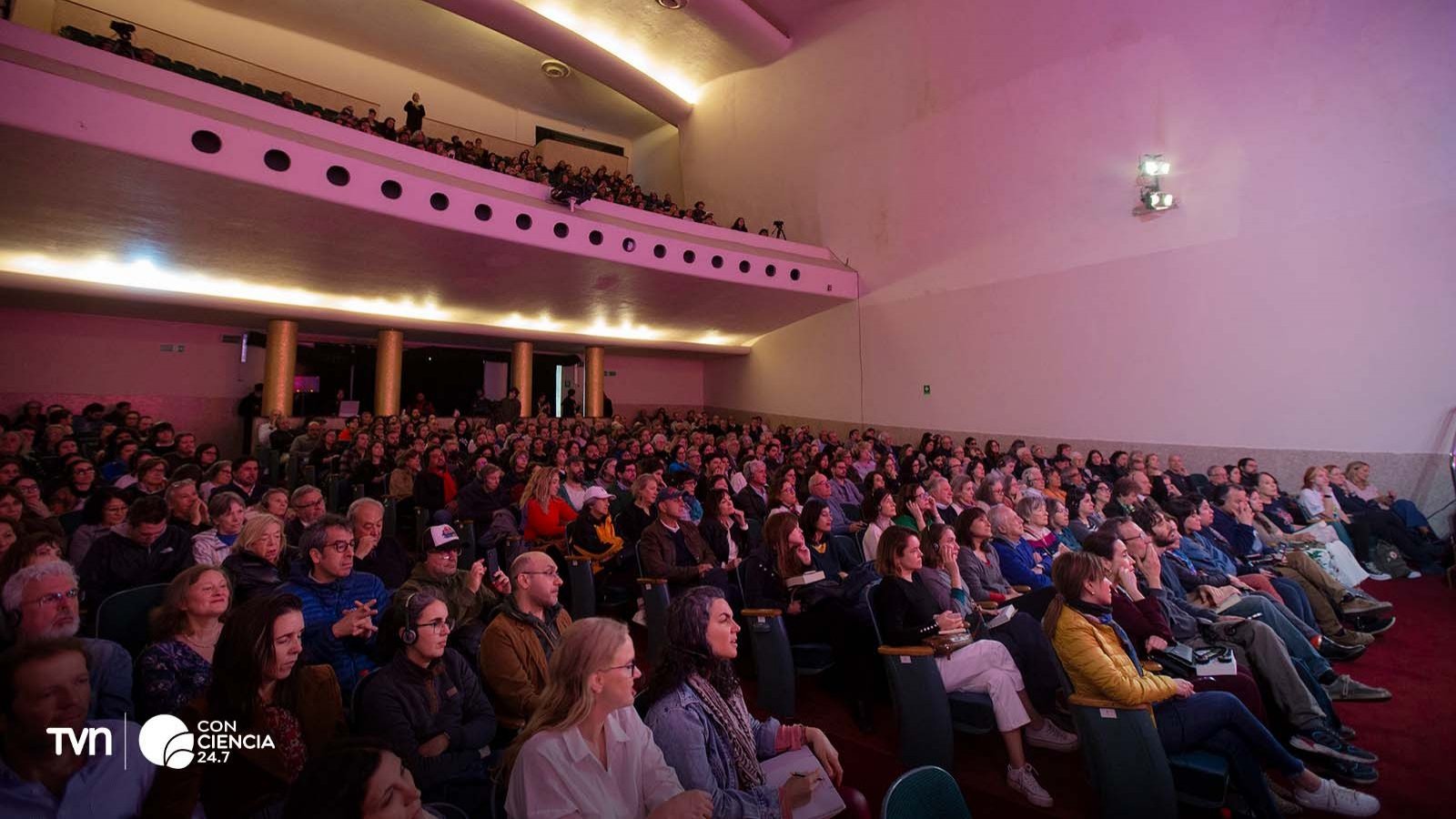 Público asistiendo al Festival Puerto de Ideas Valparaíso 2024 en uno de sus cafés filosóficos.