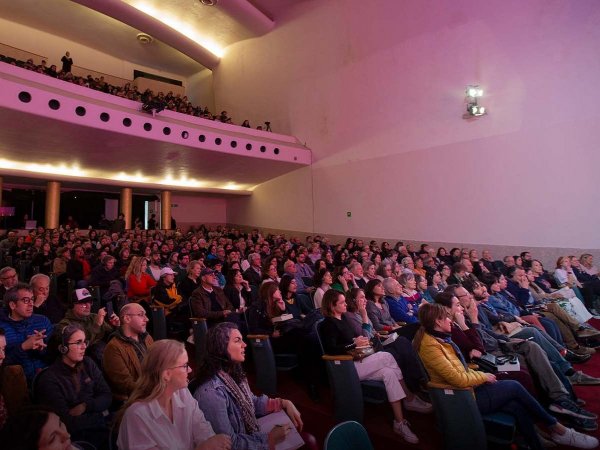 Público asistiendo al Festival Puerto de Ideas Valparaíso 2024 en uno de sus cafés filosóficos.