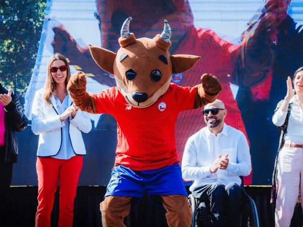 Niños participando en actividades deportivas y científicas durante Futuristas 2024 en el MIM.