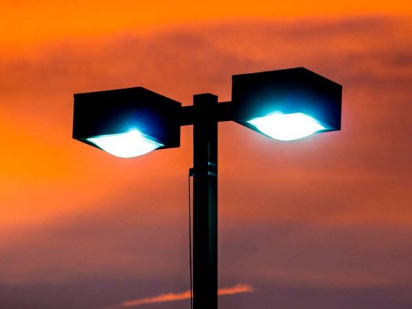 Carteles luminosos apagándose a medianoche en Chile, siguiendo la nueva normativa lumínica.