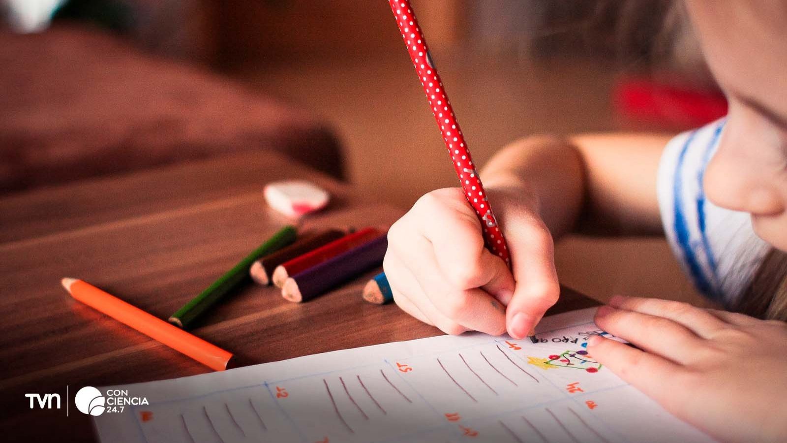 Niños interactuando en una sala cuna, destacando los beneficios para su salud mental y desarrollo.