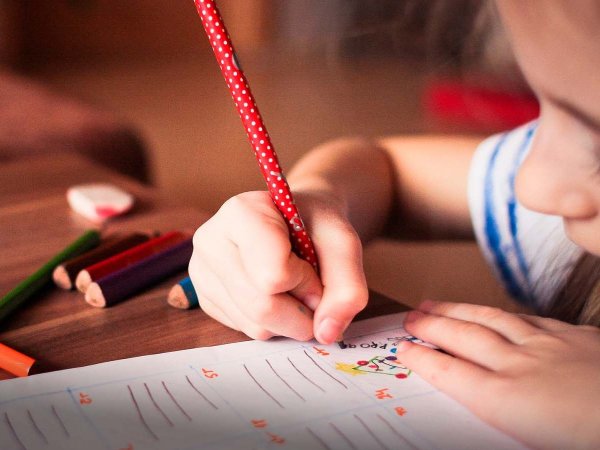 Niños interactuando en una sala cuna, destacando los beneficios para su salud mental y desarrollo.