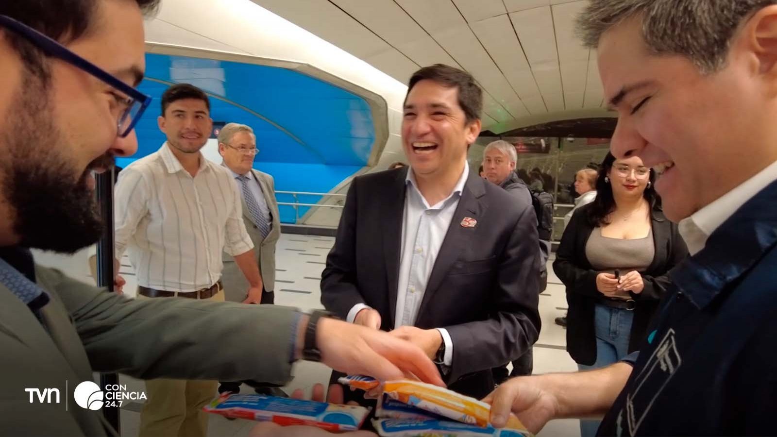 Subsecretario entregando helados en la estación Universidad de Chile para promover el uso de tecnologías eficientes.