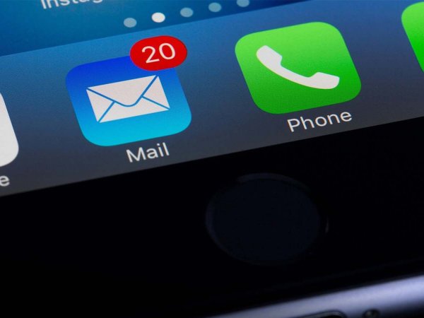 Persona revisando un correo electrónico sospechoso en su computadora.