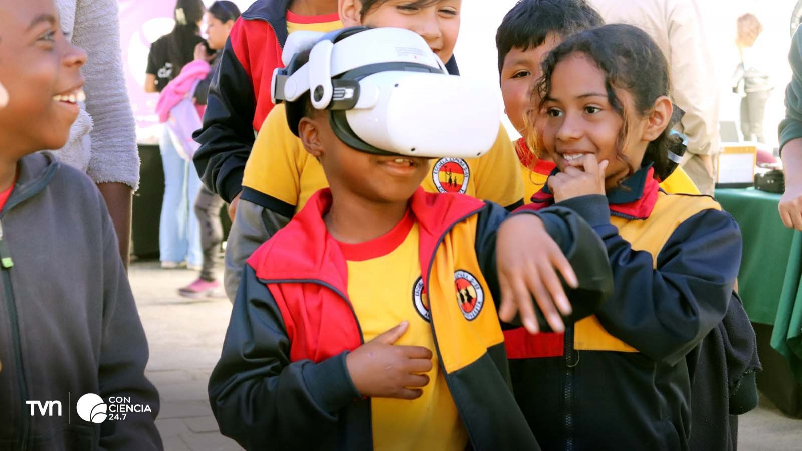 Niños participando en juegos de ciencia volcánica durante el VolcanoFest 2024 en San Pedro de Atacama.