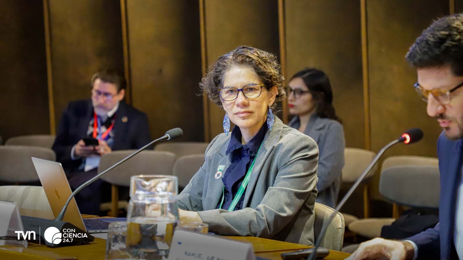 Ministra Maisa Rojas recibiendo reconocimiento por su compromiso con la acción climática, junto a otros chilenos destacados.