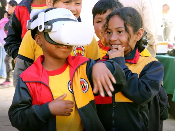 Niños participando en juegos de ciencia volcánica durante el VolcanoFest 2024 en San Pedro de Atacama.