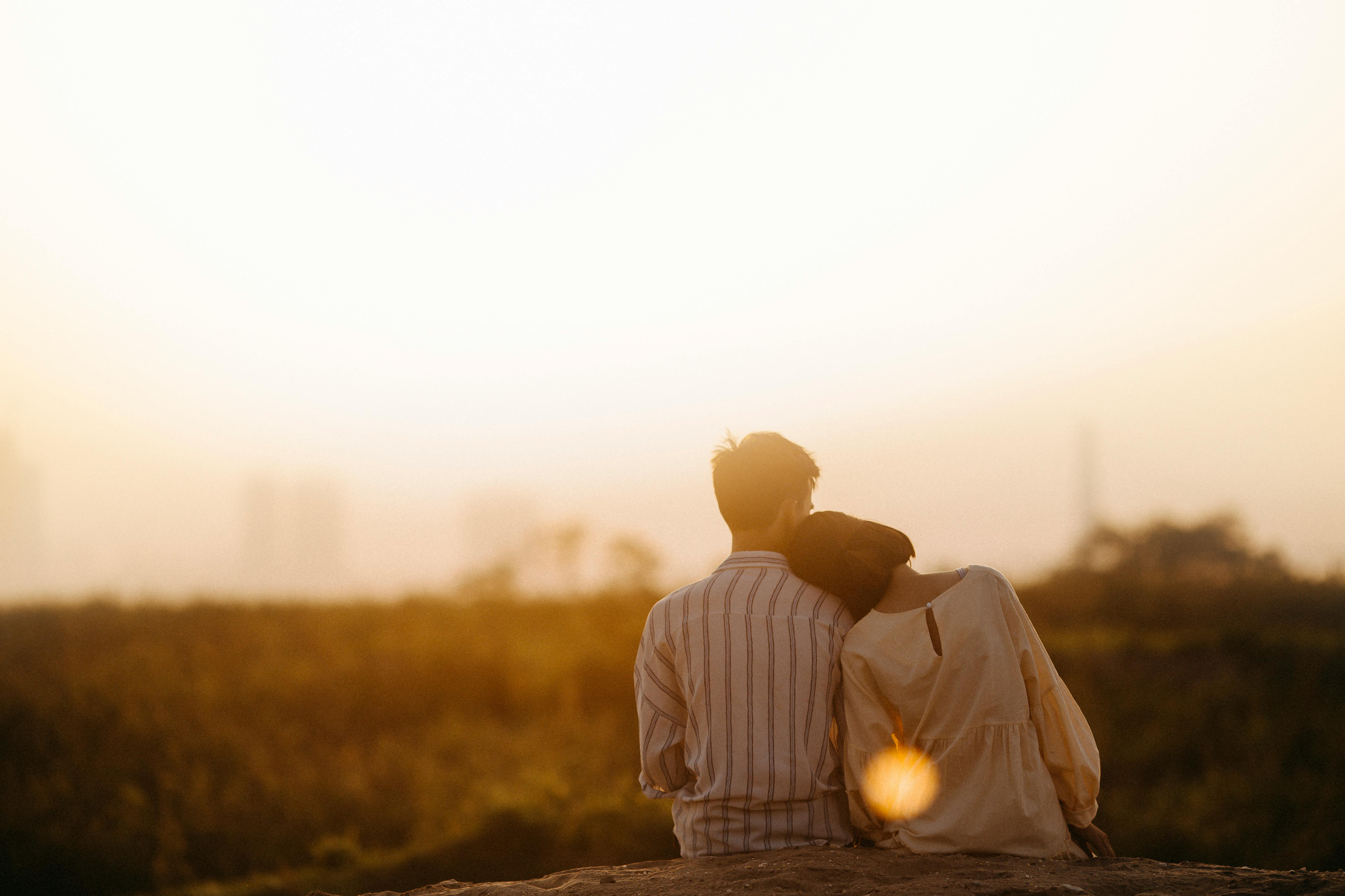 Pareja viendo el atardecer