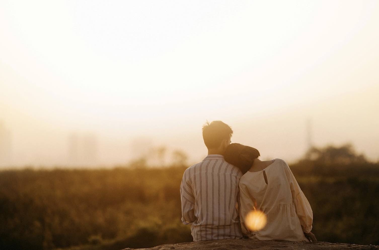 Pareja viendo el atardecer