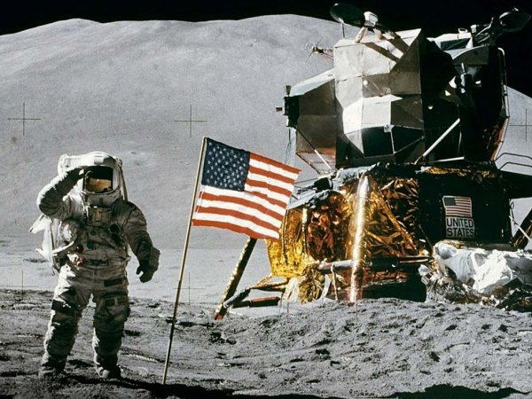 Astronautas de la misión Artemis inspeccionando un módulo lunar junto a un sistema de gestión de residuos futurista.