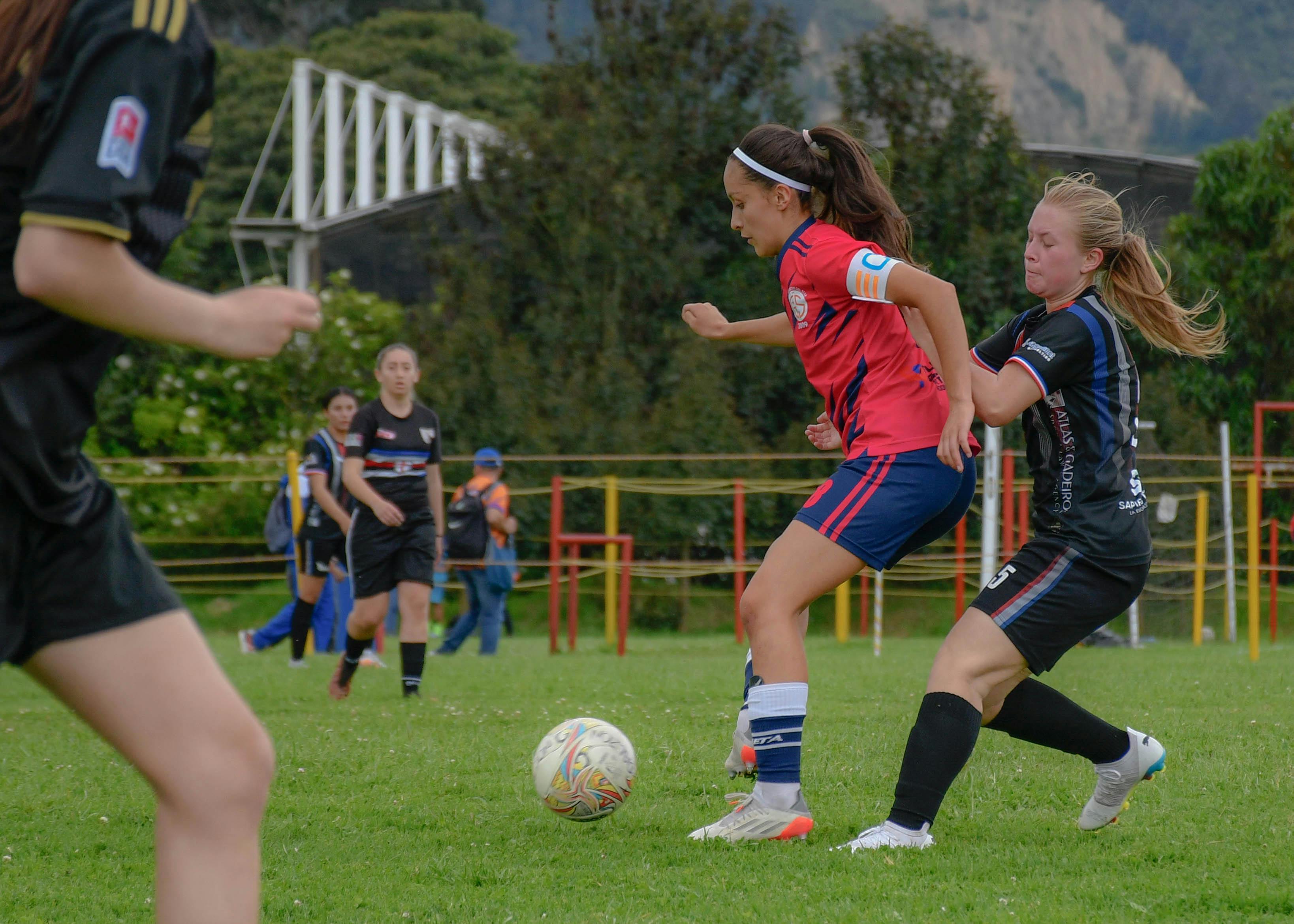 Equipo femenino fútbol jugando