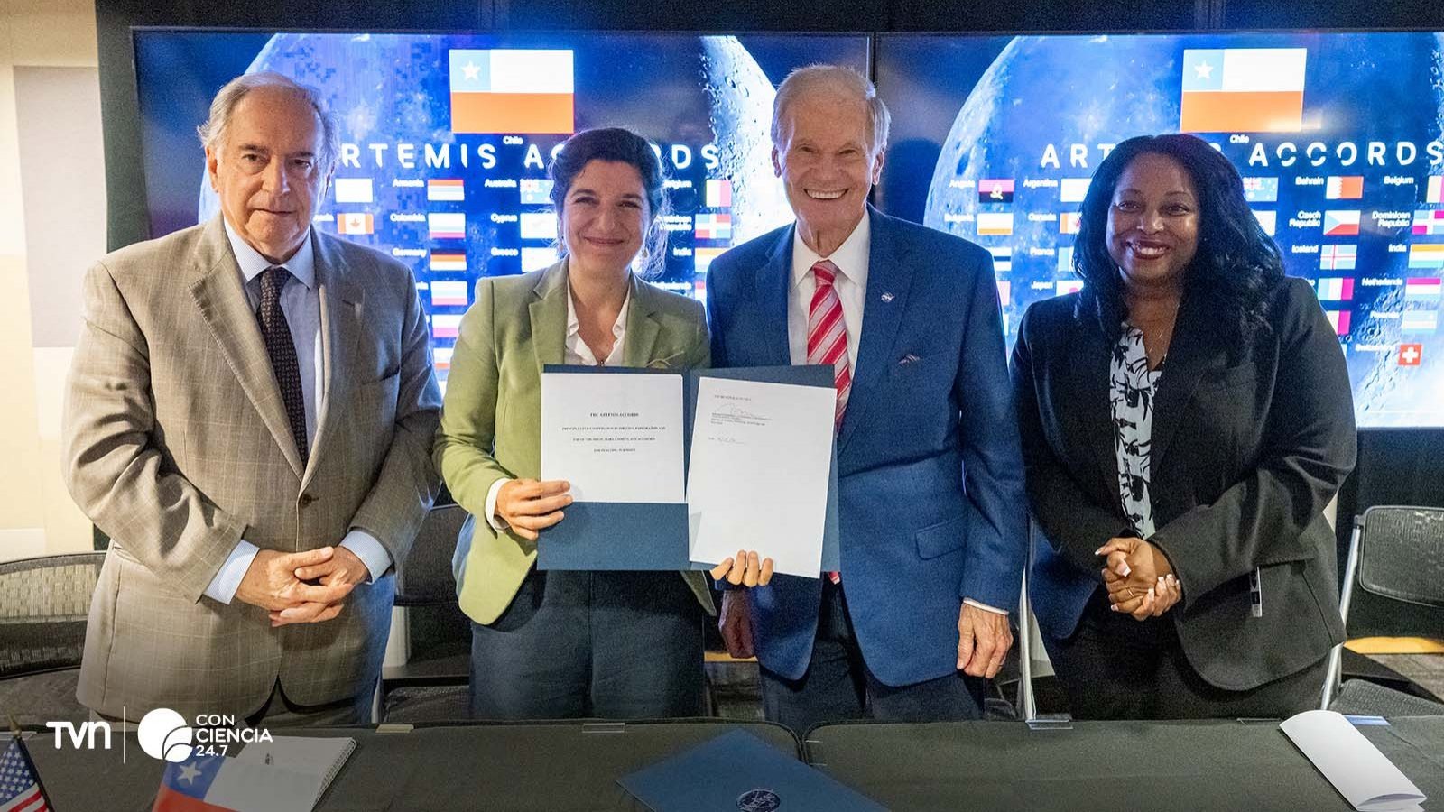 La ministra Aisén Etcheverry durante la firma de los Acuerdos de Artemis con representantes de la NASA en Washington, DC.