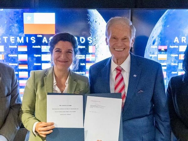 La ministra Aisén Etcheverry durante la firma de los Acuerdos de Artemis con representantes de la NASA en Washington, DC.