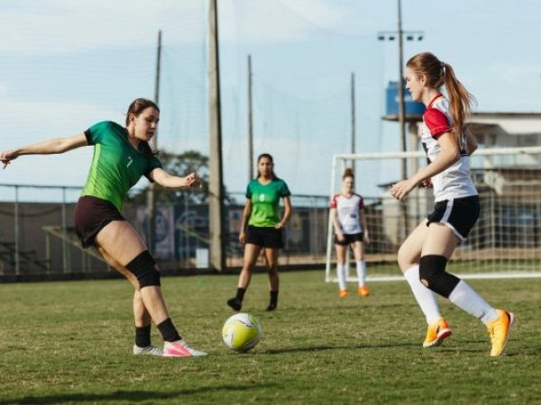 Equipo femenino de fútbol jugando