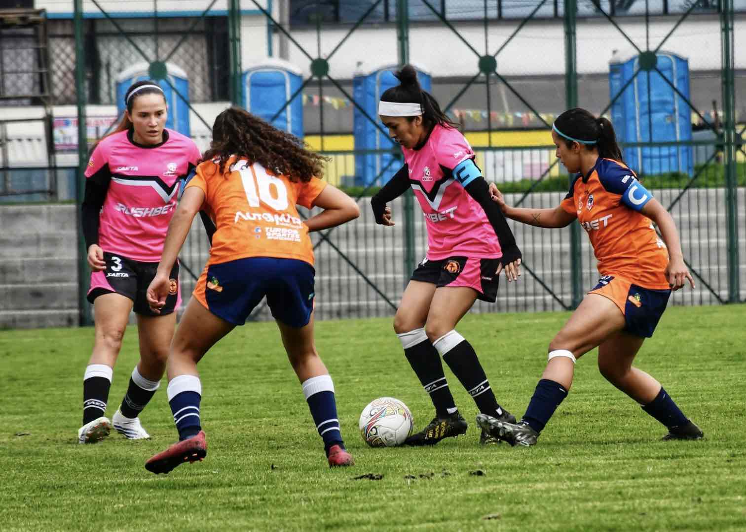 Equipo fútbol femenino jugando