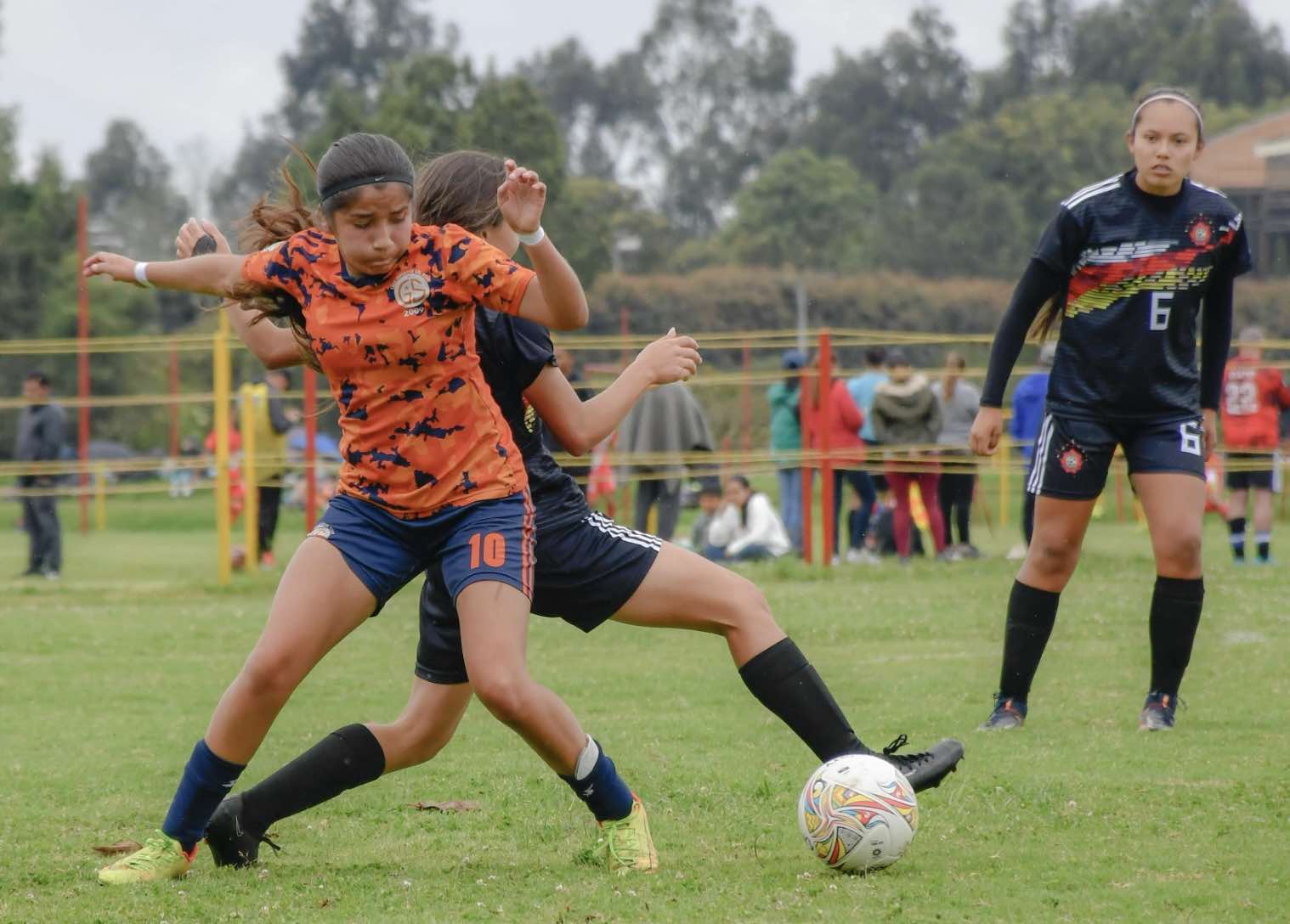 Equipo fútbol femenino jugando