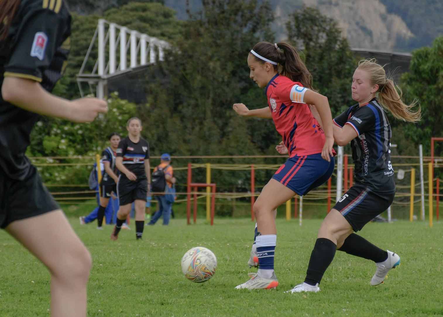 Equipo fútbol femenino jugando