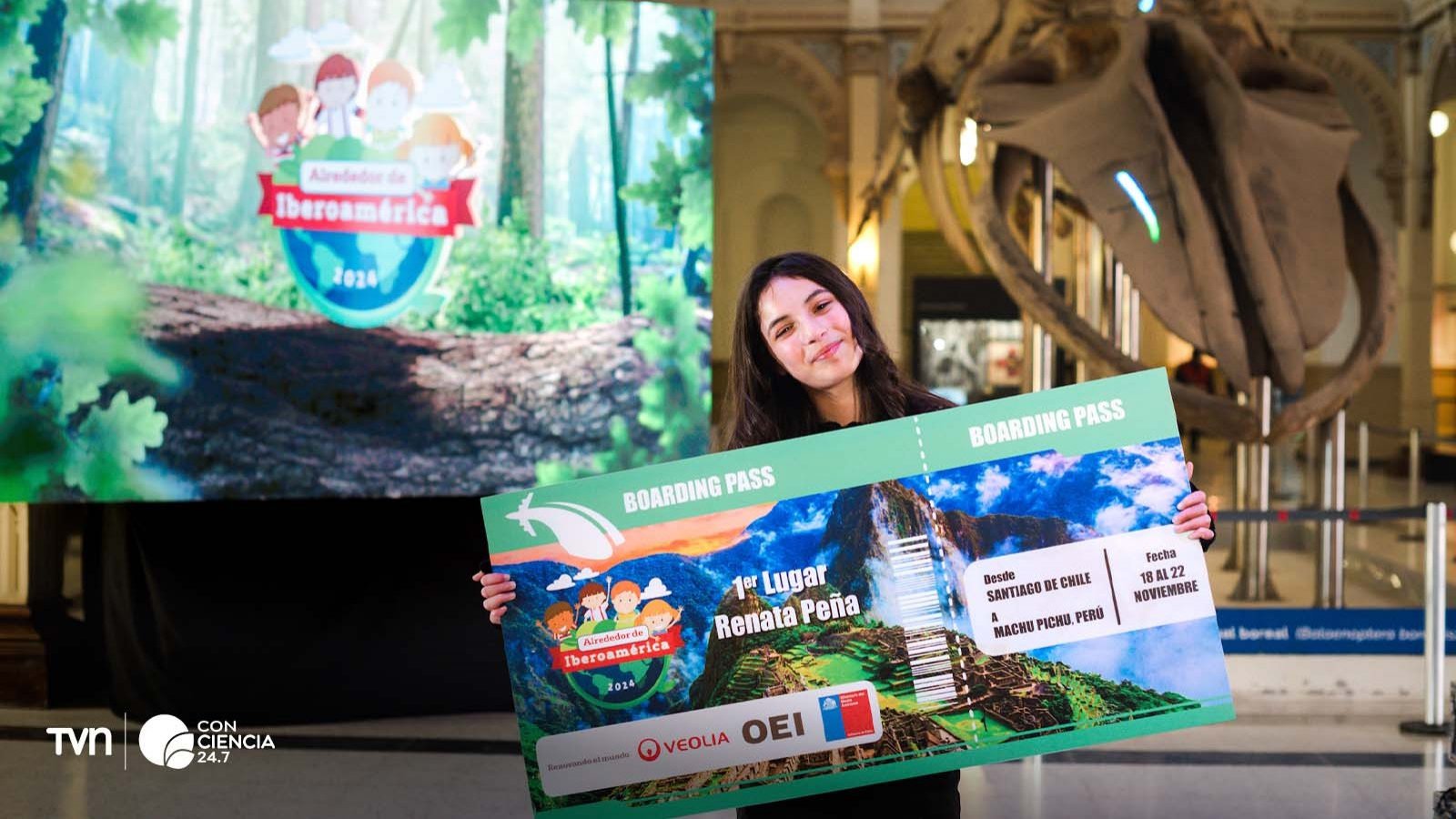 Renata Peña, ganadora chilena del concurso ambiental, recibe su premio para un viaje a Machu Picchu.