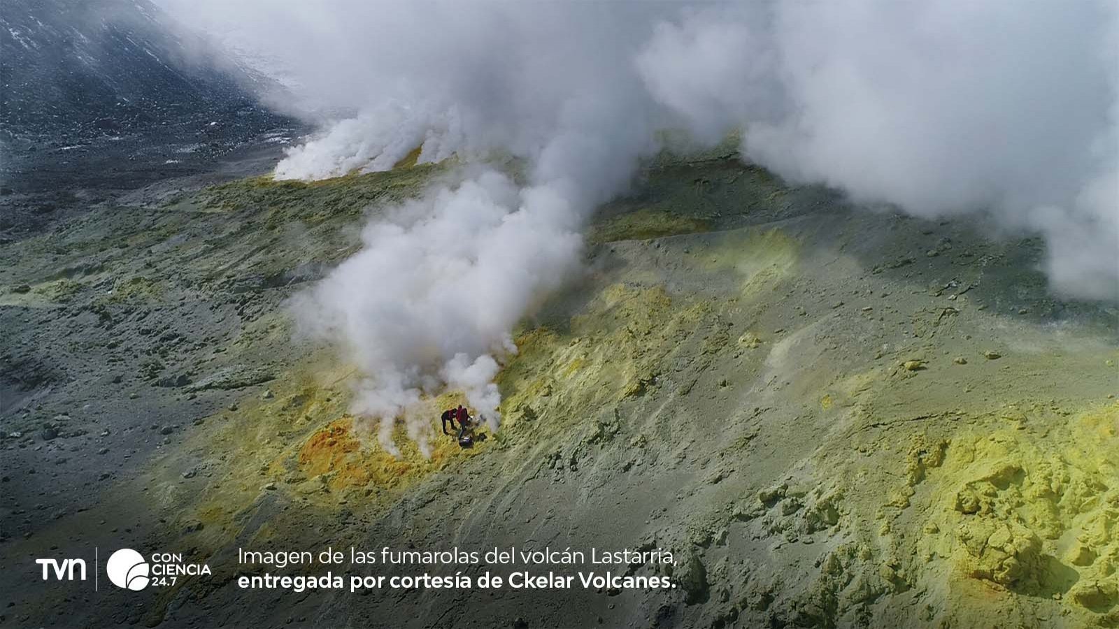 Investigadores estudian las altas concentraciones de arsénico en el volcán Lastarria, Antofagasta.