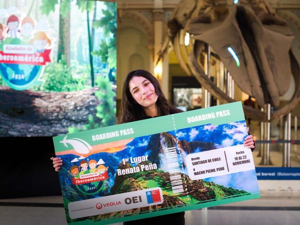 Renata Peña, ganadora chilena del concurso ambiental, recibe su premio para un viaje a Machu Picchu.