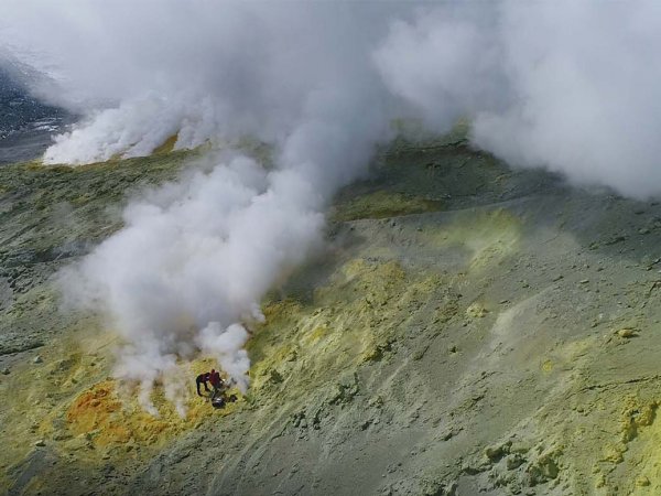 Investigadores estudian las altas concentraciones de arsénico en el volcán Lastarria, Antofagasta.