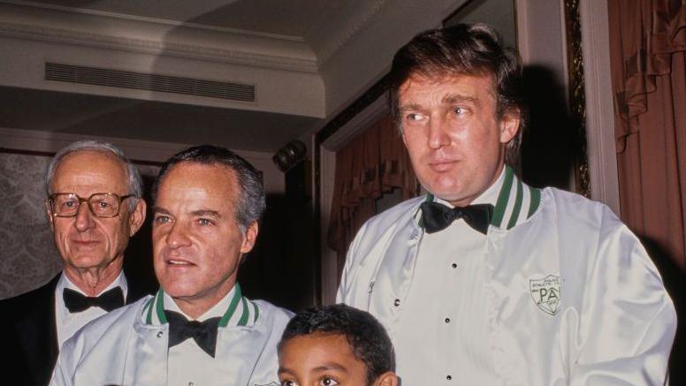 Donald Trump con chaquetas de béisbol en la cena anual de la Liga Atlética de la Policía en 1989.