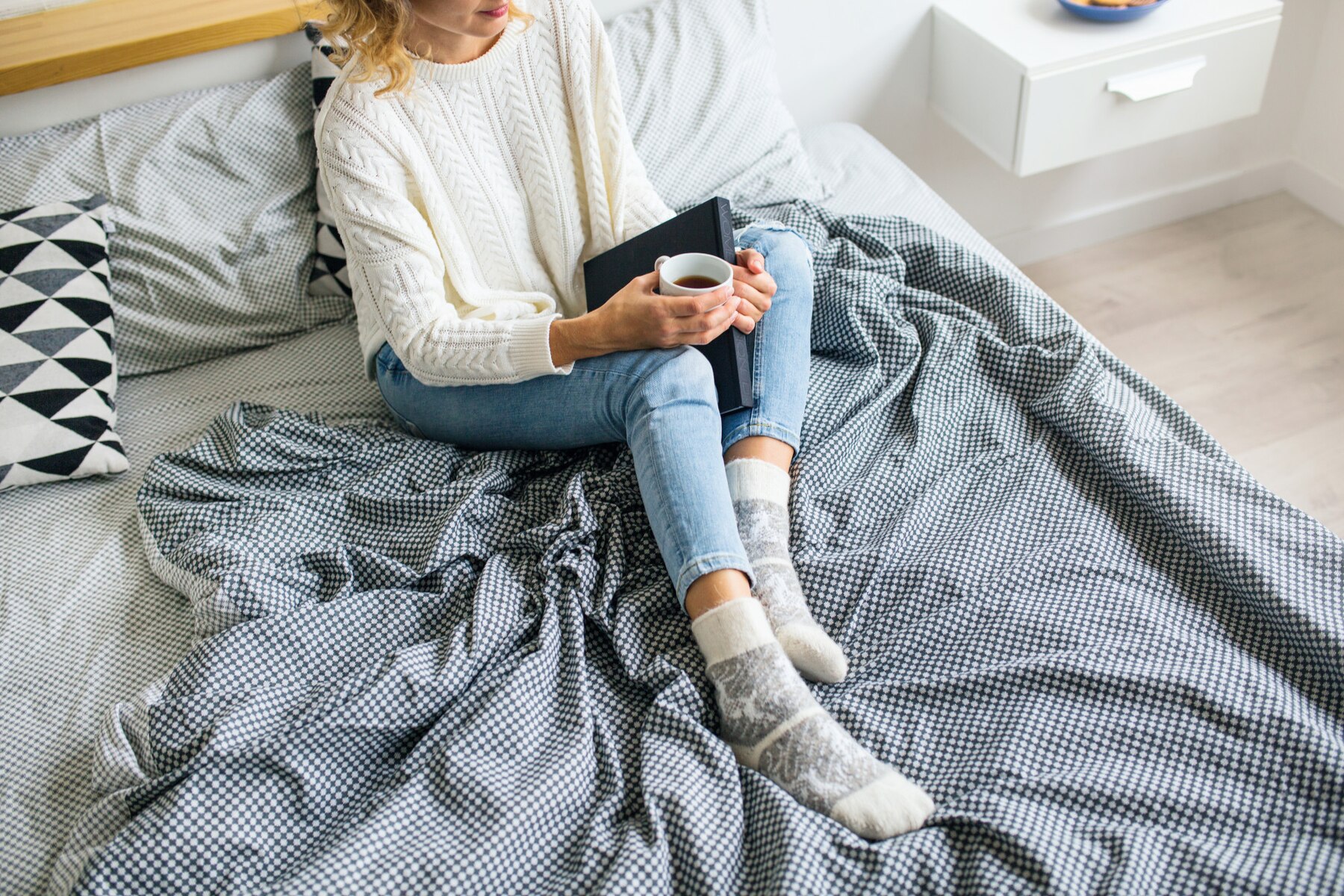 Persona en su cama. Qué significa soñar con gusanos en la cama