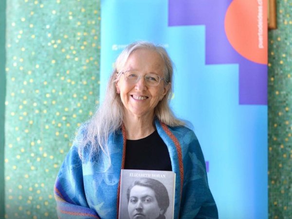 Elizabeth Horan en Puerto de Ideas Valparaíso 2024, explorando la vida y obra de Gabriela Mistral.