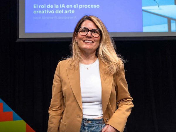 Nayat Sánchez-Pi en Puerto de Ideas Valparaíso 2024, explorando el rol de la IA en el proceso creativo del arte.