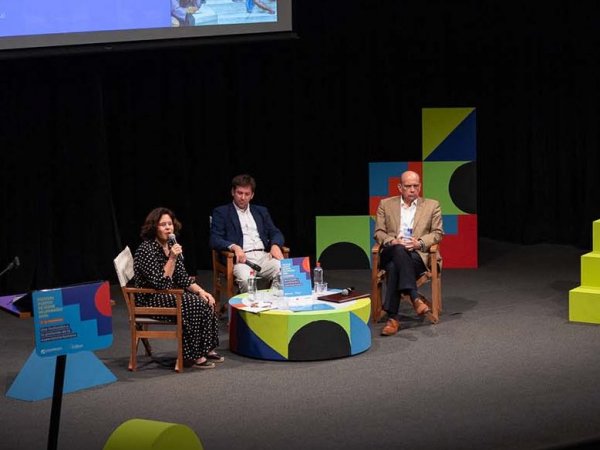 Gerardo Vidal y José Patricio Domínguez en Puerto de Ideas Valparaíso 2024, explorando el estoicismo y su aplicación en la vida actual.