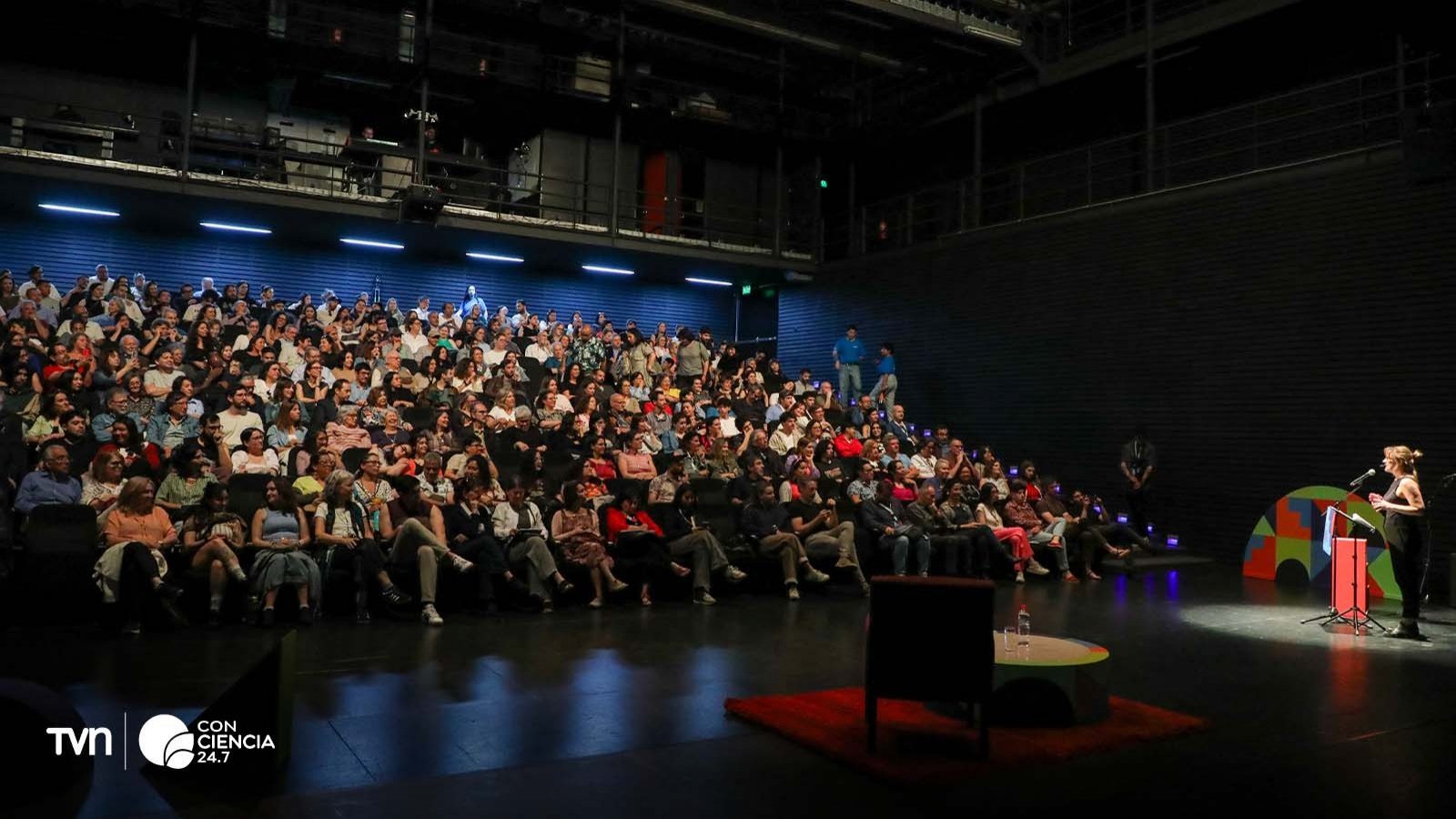 Audiencia en una de las charlas de Puerto de Ideas Valparaíso 2024, un festival que reunió a miles en una vibrante fiesta cultural.