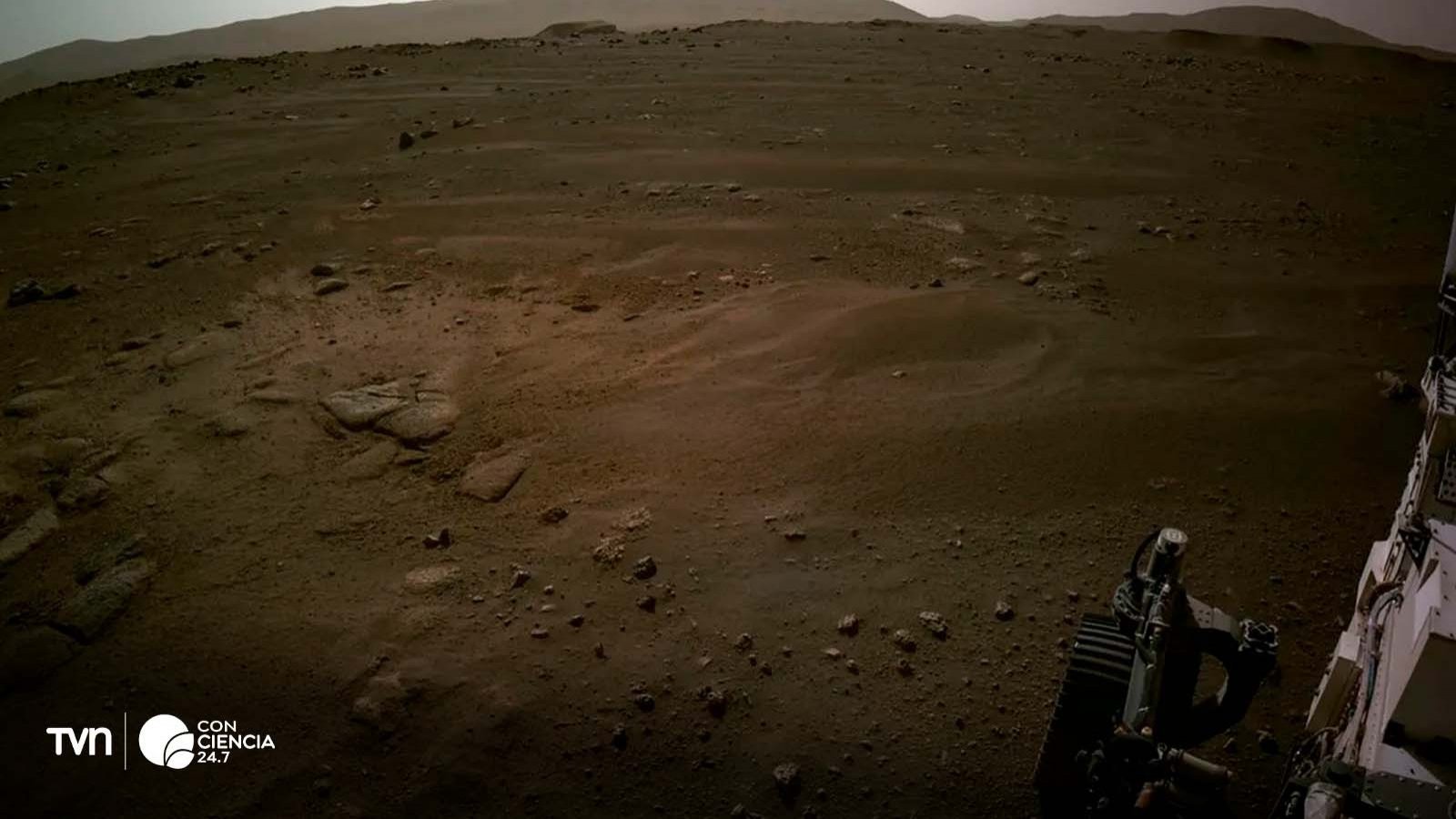 El rover Zhurong explorando Marte, donde identificó una posible línea costera de un antiguo océano.