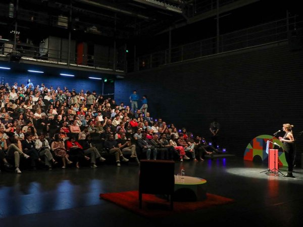 Audiencia en una de las charlas de Puerto de Ideas Valparaíso 2024, un festival que reunió a miles en una vibrante fiesta cultural.