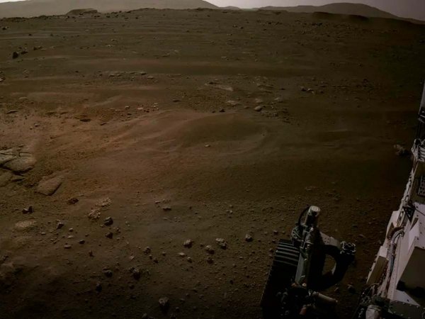 El rover Zhurong explorando Marte, donde identificó una posible línea costera de un antiguo océano.