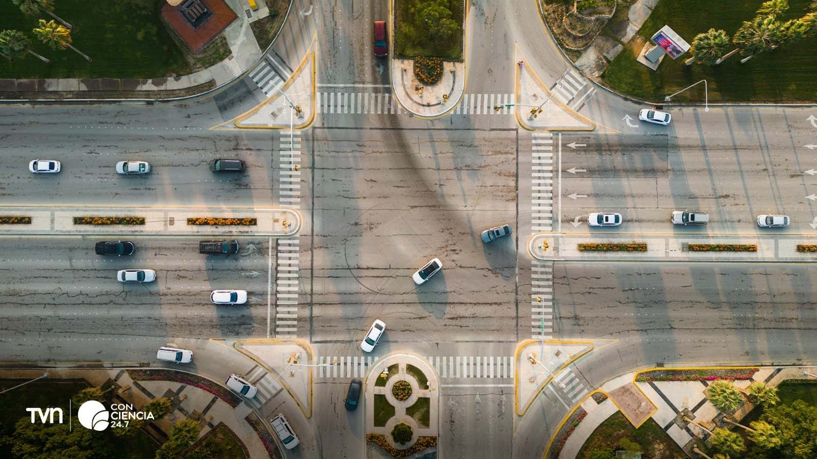 Vehículo eléctrico cargando en una estación pública, simbolizando la proyección de autos eléctricos en Chile para 2030.